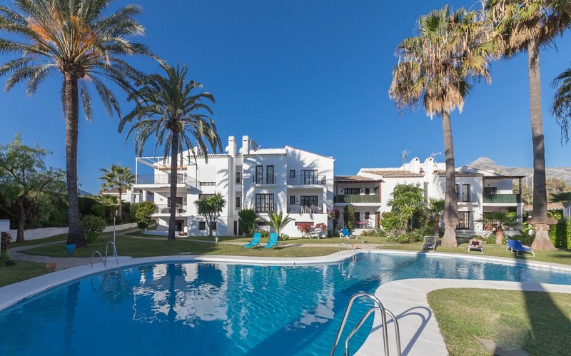 Gerenoveerd Penthouse in een gezellige gemeenschap van maar 22 apartmenten in Nueva Andalucia.